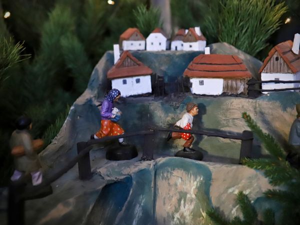 Instalace betléma a vánoční výzdoba kostela