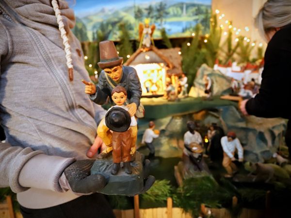 Instalace betléma a vánoční výzdoba kostela