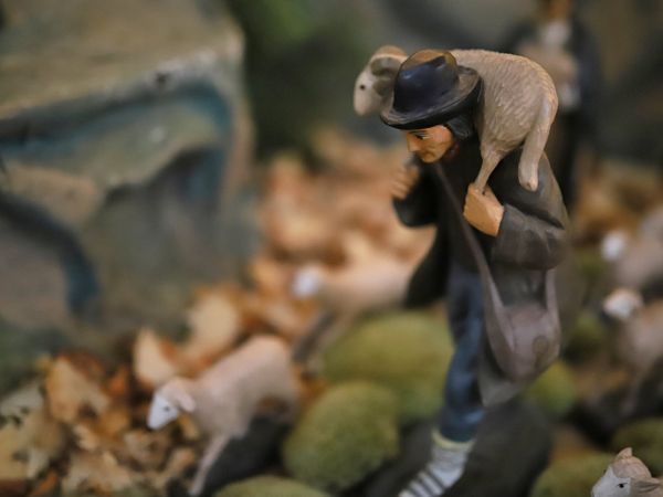 Instalace betléma a vánoční výzdoba kostela