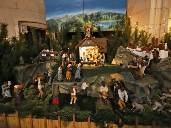 Instalace betléma a vánoční výzdoba kostela