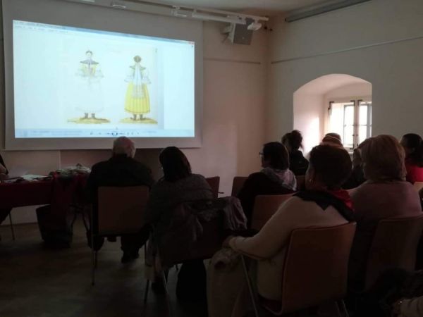 Přednáška o vývoji lidového oděvu v Lednici